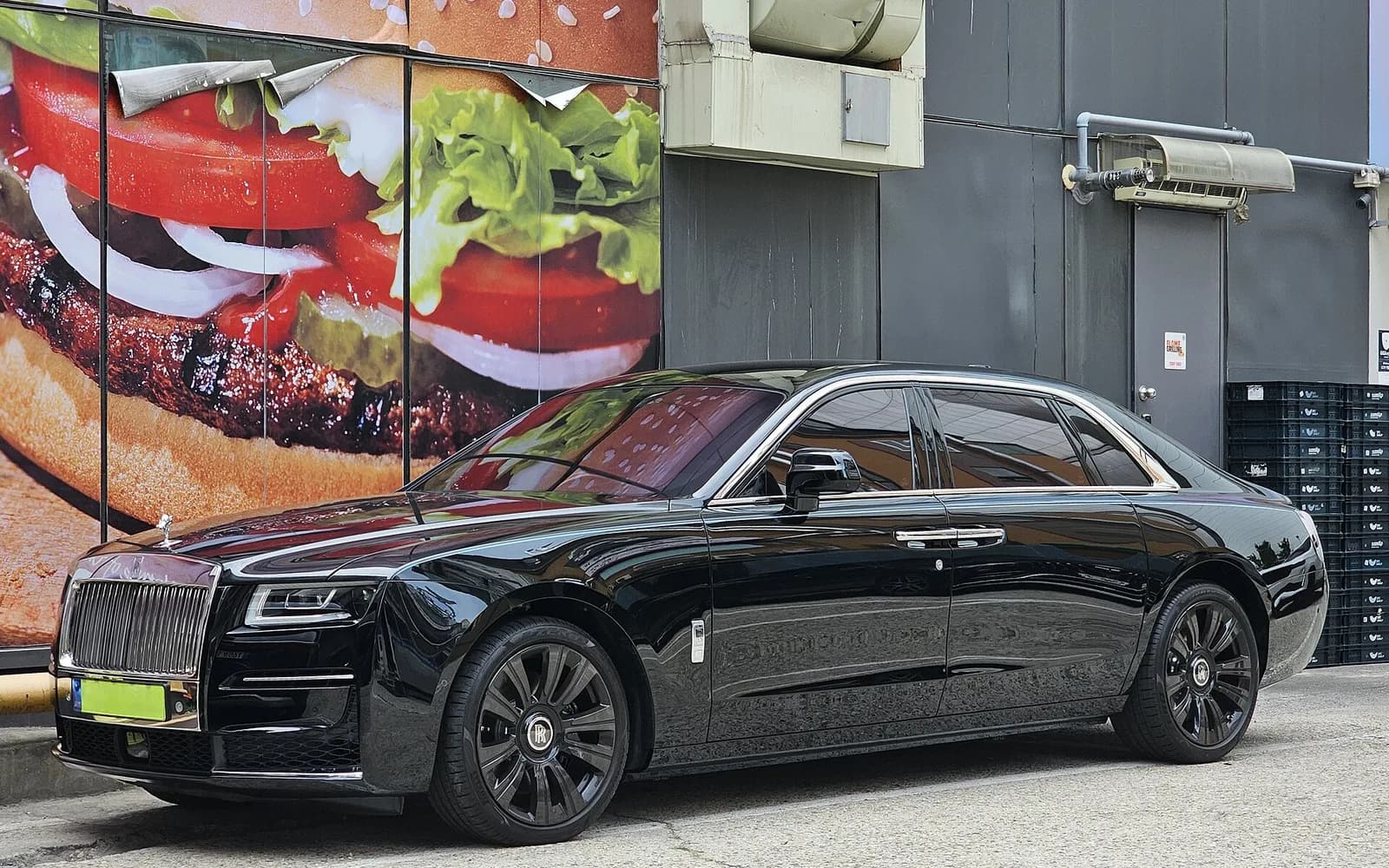 Rolls-Royce Ghost Extended luxury sedan
